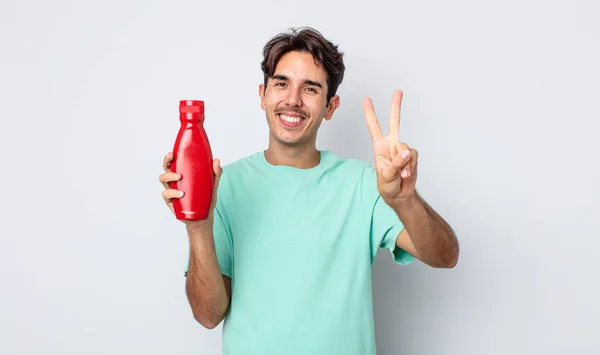 Jovem Hispânico Sorrindo Parecendo Amigável Mostrando Número Dois Conceito Ketchup — Fotografia de Stock
