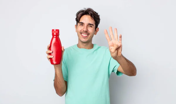 Jovem Hispânico Sorrindo Parecendo Amigável Mostrando Número Quatro Conceito Ketchup — Fotografia de Stock