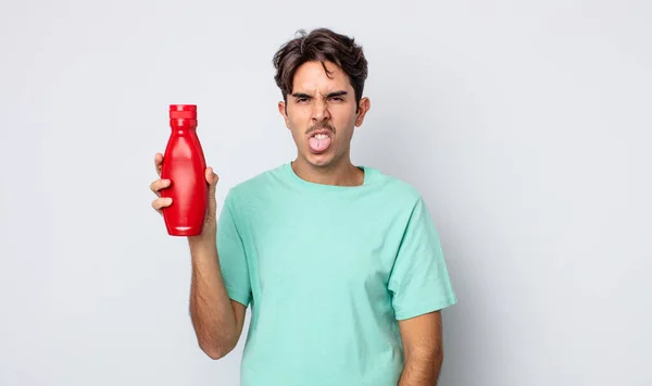 Jeune Homme Hispanique Sentant Dégoûté Irrité Langue Concept Ketchup — Photo