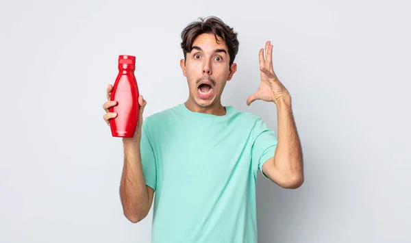 Junger Hispanischer Mann Schreit Mit Erhobenen Händen Der Luft Ketchup — Stockfoto