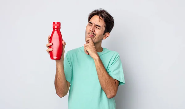 Jeune Homme Hispanique Penser Sentir Douteux Confus Concept Ketchup — Photo