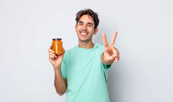 Jovem Hispânico Sorrindo Parecendo Feliz Gesticulando Vitória Paz Conceito Geleia — Fotografia de Stock