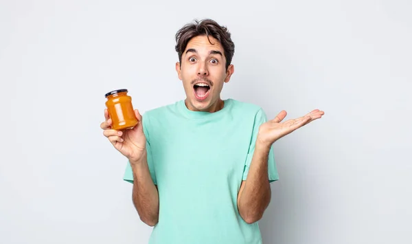 Jovem Hispânico Sentindo Feliz Espantado Com Algo Inacreditável Conceito Geleia — Fotografia de Stock