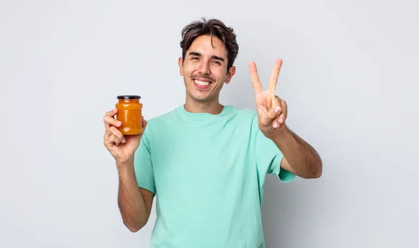 Jeune Homme Hispanique Souriant Regardant Amical Montrant Numéro Deux Concept — Photo