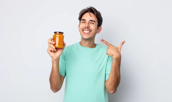 Jovem Hispânico Homem Sorrindo Confiantemente Apontando Para Próprio Sorriso Largo — Fotografia de Stock