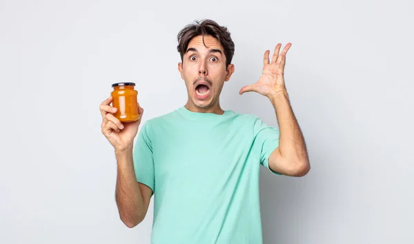 Jeune Homme Hispanique Criant Les Mains Air Concept Gelée Pêche — Photo