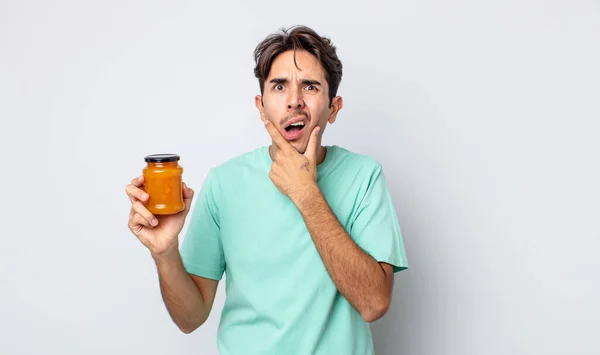 Junger Hispanischer Mann Mit Weit Geöffnetem Mund Und Offenen Augen — Stockfoto