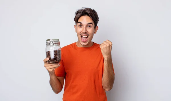 Jonge Spaanse Man Voelt Zich Geschokt Lacht Viert Succes Koffiebonen — Stockfoto