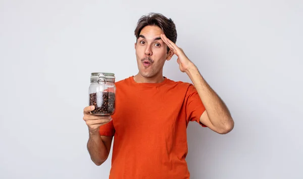 Joven Hispano Que Feliz Asombrado Sorprendido Concepto Granos Café — Foto de Stock