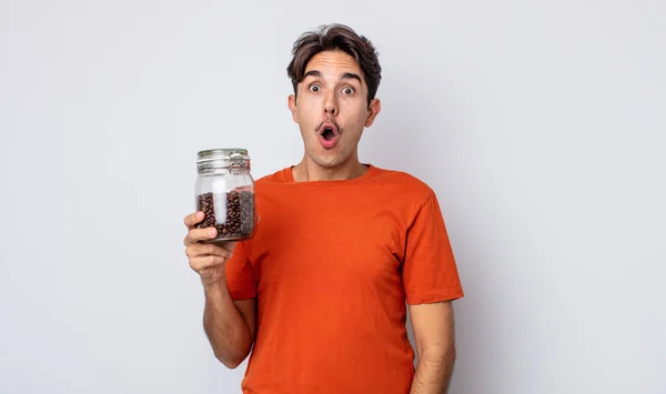 Νεαρός Ισπανός Που Δείχνει Σοκαρισμένος Έκπληκτος Έννοια Κόκκων Καφέ — Φωτογραφία Αρχείου