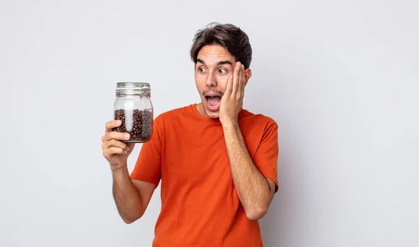 若いヒスパニック系の男は幸せ 興奮し 驚いて感じている コーヒー豆のコンセプト — ストック写真