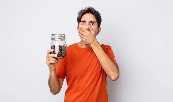 Jeune Homme Hispanique Couvrant Bouche Avec Les Mains Choqué Concept — Photo