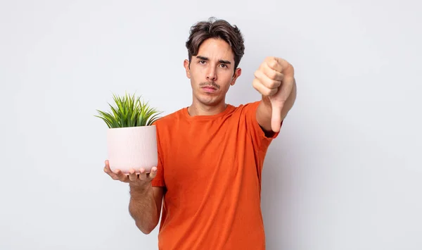 Een Jonge Spaanse Man Die Boos Duimen Naar Beneden Laat — Stockfoto