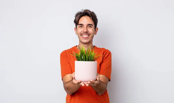 Jonge Spaanse Man Glimlacht Gelukkig Met Vriendelijk Het Aanbieden Tonen — Stockfoto