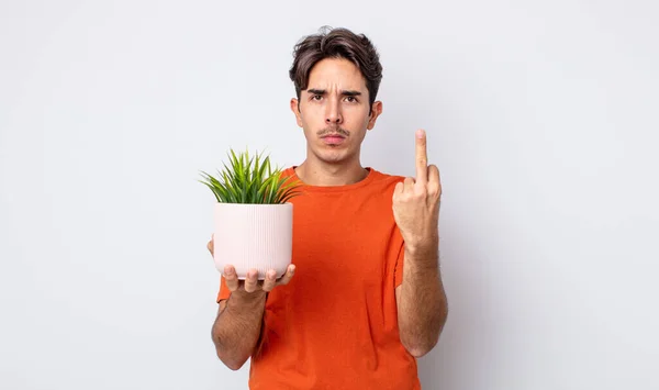 Jeune Homme Hispanique Sentant Colère Agacé Rebelle Agressif Concept Plante — Photo