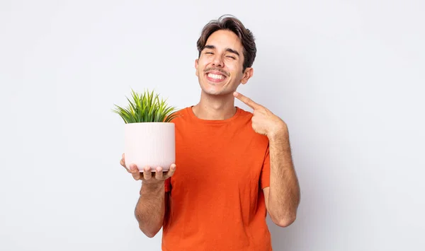 Jonge Spaanse Man Glimlacht Vol Vertrouwen Wijzend Naar Een Eigen — Stockfoto