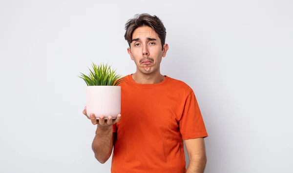 Ung Latinamerikan Känner Sig Ledsen Och Gnällig Med Olycklig Blick — Stockfoto