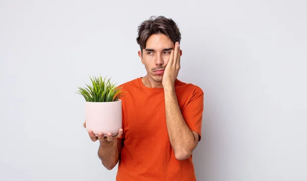 若いヒスパニック系の男は退屈 フラストレーションと眠い疲れ後に感じている 装飾植物の概念 — ストック写真
