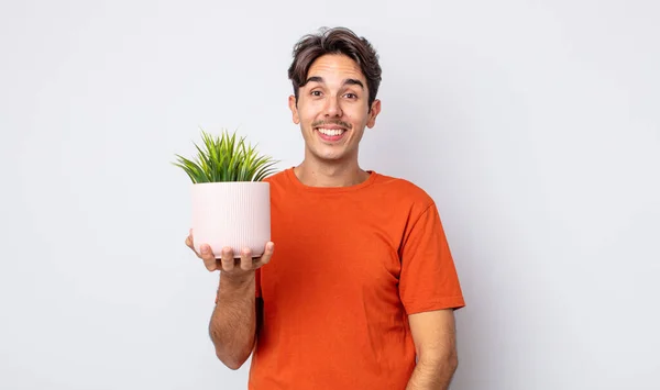 Jeune Homme Hispanique Regardant Heureux Agréablement Surpris Concept Plante Décorative — Photo