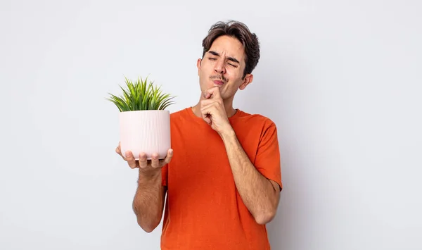 Jonge Spaanse Man Denken Zich Twijfelachtig Verward Voelen Decoratieve Plant — Stockfoto