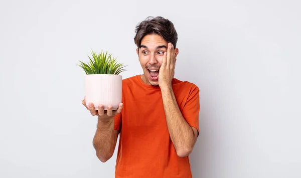 Jonge Spaanse Man Voelt Zich Gelukkig Opgewonden Verrast Decoratieve Plant — Stockfoto