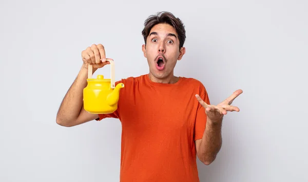 Young Hispanic Man Amazed Shocked Astonished Unbelievable Surprise Teapot Concept — Stock Photo, Image