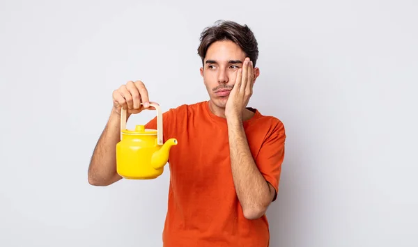 Jonge Spaanse Man Voelt Zich Verveeld Gefrustreerd Slaperig Een Vermoeiende — Stockfoto