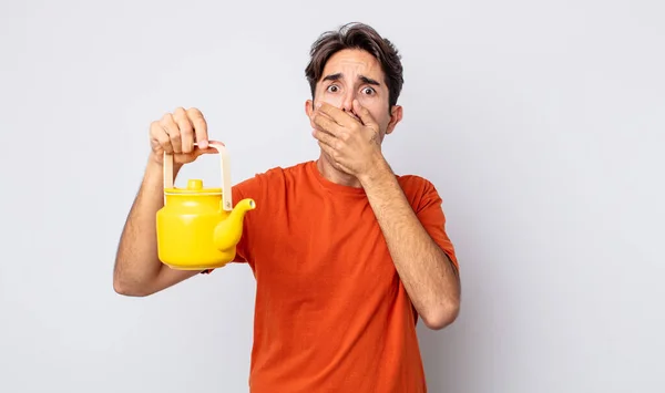 Jeune Homme Hispanique Couvrant Bouche Avec Les Mains Choqué Concept — Photo