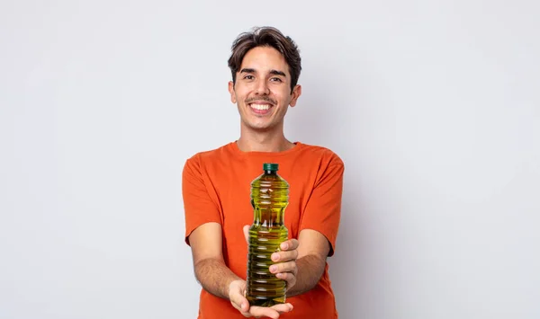 Jovem Hispânico Sorrindo Feliz Com Amigável Oferecendo Mostrando Conceito Conceito — Fotografia de Stock