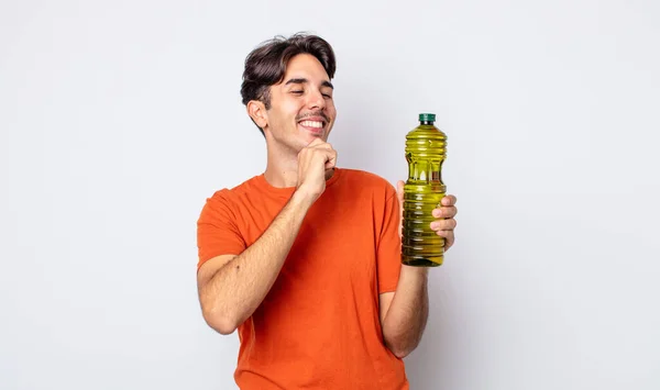 Jovem Hispânico Sorrindo Com Uma Expressão Feliz Confiante Com Mão — Fotografia de Stock