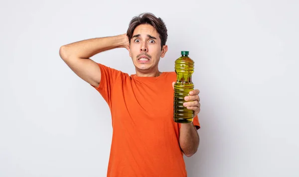 Jeune Homme Hispanique Sentant Stressé Anxieux Effrayé Les Mains Sur — Photo