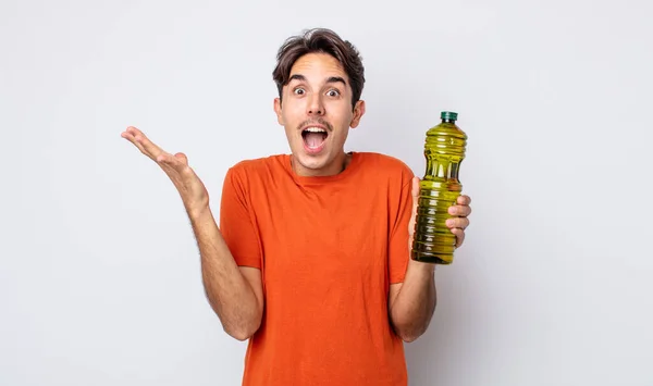 Jovem Hispânico Sentindo Feliz Espantado Com Algo Inacreditável Conceito Azeite — Fotografia de Stock