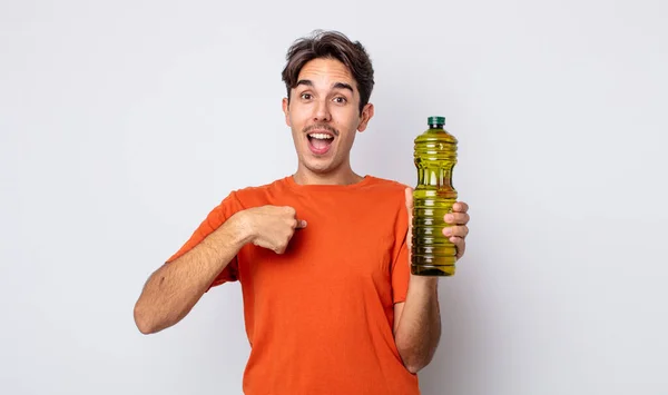 Jovem Hispânico Sentindo Feliz Apontando Para Mesmo Com Animado Conceito — Fotografia de Stock