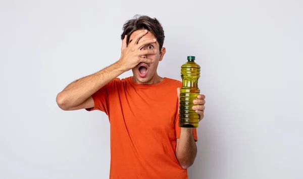 Jeune Homme Hispanique Regardant Choqué Effrayé Terrifié Couvrant Visage Avec — Photo