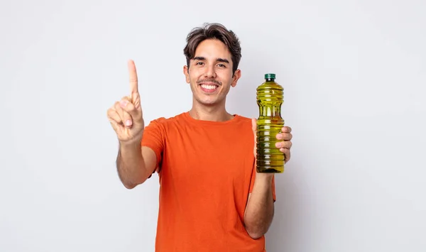 Jovem Hispânico Sorrindo Parecendo Amigável Mostrando Número Conceito Azeite — Fotografia de Stock
