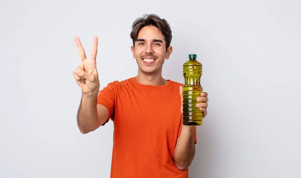 Jovem Hispânico Sorrindo Parecendo Amigável Mostrando Número Dois Conceito Azeite — Fotografia de Stock