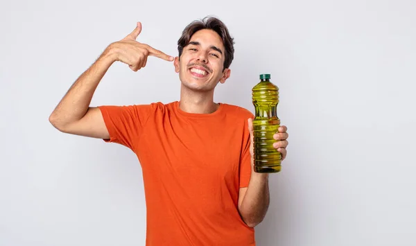 Jovem Hispânico Homem Sorrindo Confiantemente Apontando Para Próprio Sorriso Largo — Fotografia de Stock