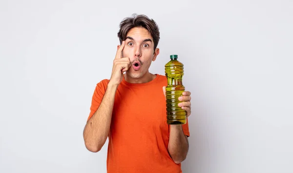 Young Hispanic Man Looking Surprised Realizing New Thought Idea Concept — Stock Photo, Image