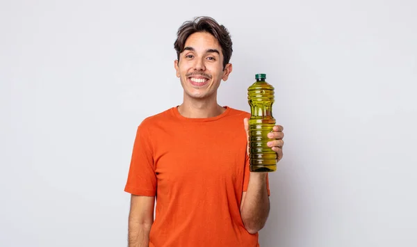 Jovem Hispânico Que Parece Feliz Agradavelmente Surpreso Conceito Azeite — Fotografia de Stock