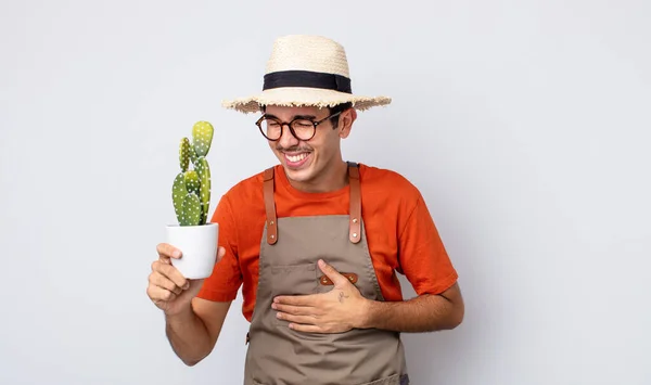Молодой Латиноамериканец Громко Смеется Над Какой Смешной Шуткой Садовник Кактусом — стоковое фото