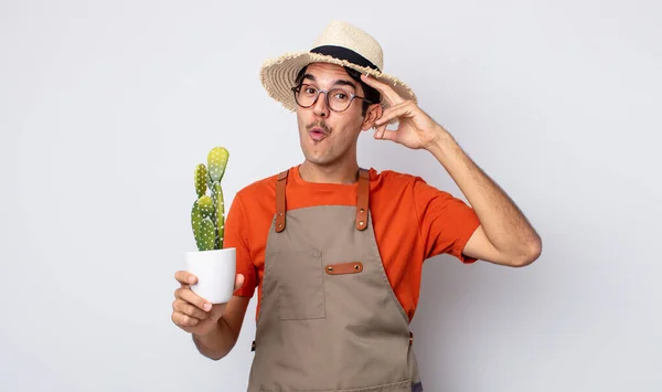 Молодой Латиноамериканец Выглядит Счастливым Изумленным Удивленным Садовник Кактусом — стоковое фото