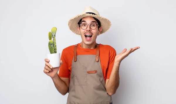 Молодой Латиноамериканец Чувствует Себя Счастливым Поражен Невероятным Садовник Кактусом — стоковое фото