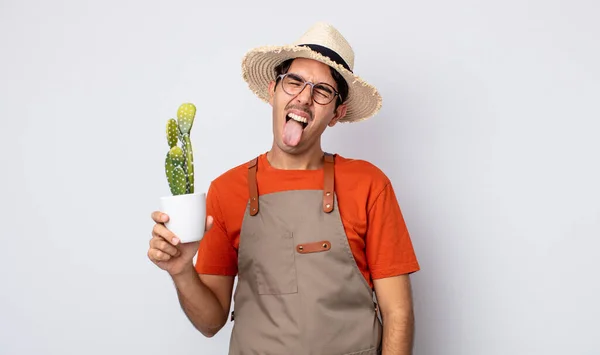 Junger Hispanischer Mann Mit Fröhlicher Und Rebellischer Attitüde Der Witze — Stockfoto