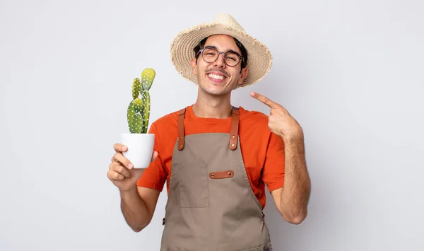 Young Hispanic Man Smiling Confidently Pointing Own Broad Smile Gardener — Stock Photo, Image