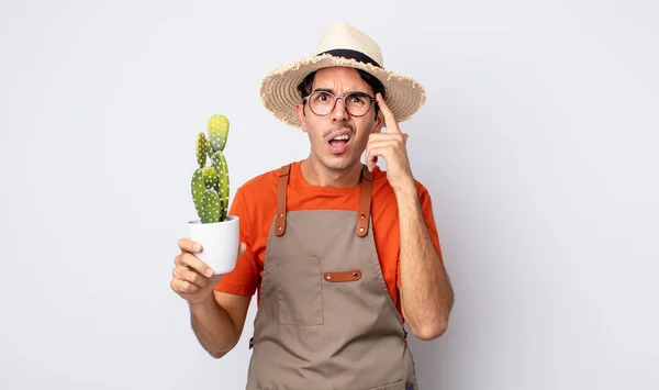 Young Hispanic Man Looking Surprised Realizing New Thought Idea Concept — Stock Photo, Image