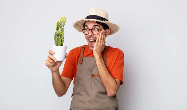 Молодой Латиноамериканец Чувствует Себя Счастливым Взволнованным Удивленным Садовник Кактусом — стоковое фото
