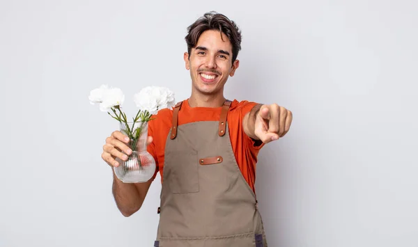 Joven Hispano Apuntando Cámara Eligiéndote Concepto Florista — Foto de Stock