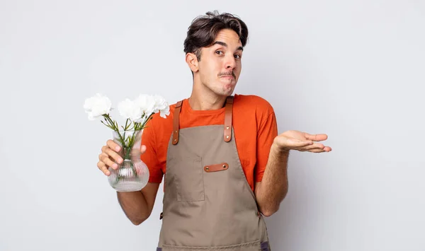 Joven Hispano Sintiéndose Desconcertado Confundido Dudando Concepto Florista —  Fotos de Stock