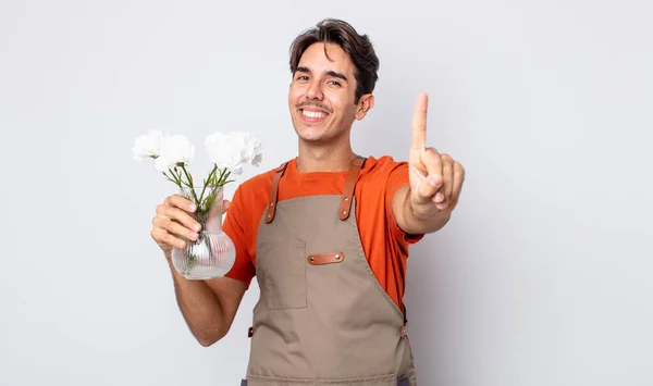 Joven Hispano Sonriendo Orgullosa Confiadamente Haciendo Número Uno Concepto Florista —  Fotos de Stock