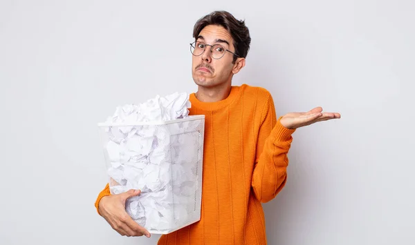 若いヒスパニック系の男は困惑し 混乱し 疑問を感じている 紙玉ゴミのコンセプト — ストック写真